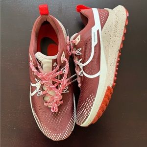 React Pegasus Trail 4 “Dark Pony Picante Red”